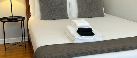 Fer et planche à repasser, lit de bébé portatif, Wi-Fi, literie fournie