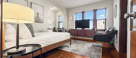 Strykjärn/strykbräda, resesäng, wi-fi och sängkläder