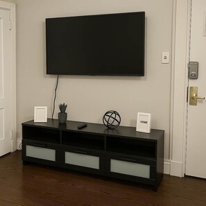 Interior - Cozy Studio in Hyde Park-Walk to Lake & University (Chicago)