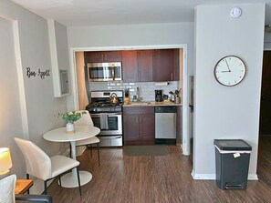 Kylskåp, mikrovågsugn, ugn och spishäll