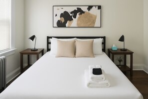 1 bedroom, iron/ironing board, travel cot, bed sheets - 1BR Pad with Homey Feel (Chicago)