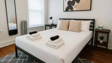 1 habitación, tabla de planchar con plancha y cuna de viaje