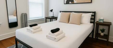 1 quarto, ferros/tábuas de passar roupa, berço de viagem, roupa de cama