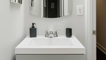 Ducha, secador de pelo, toallas