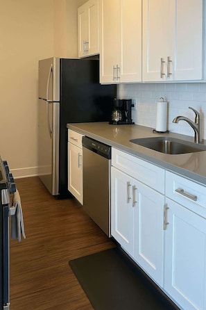 Microonde, forno, piano cottura, macchina per tè/caffè