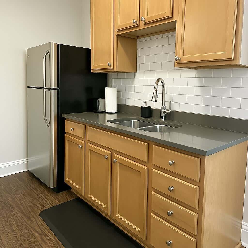 Een koelkast, een magnetron, een oven, een kookplaat