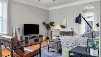 Een televisie en een kantoor