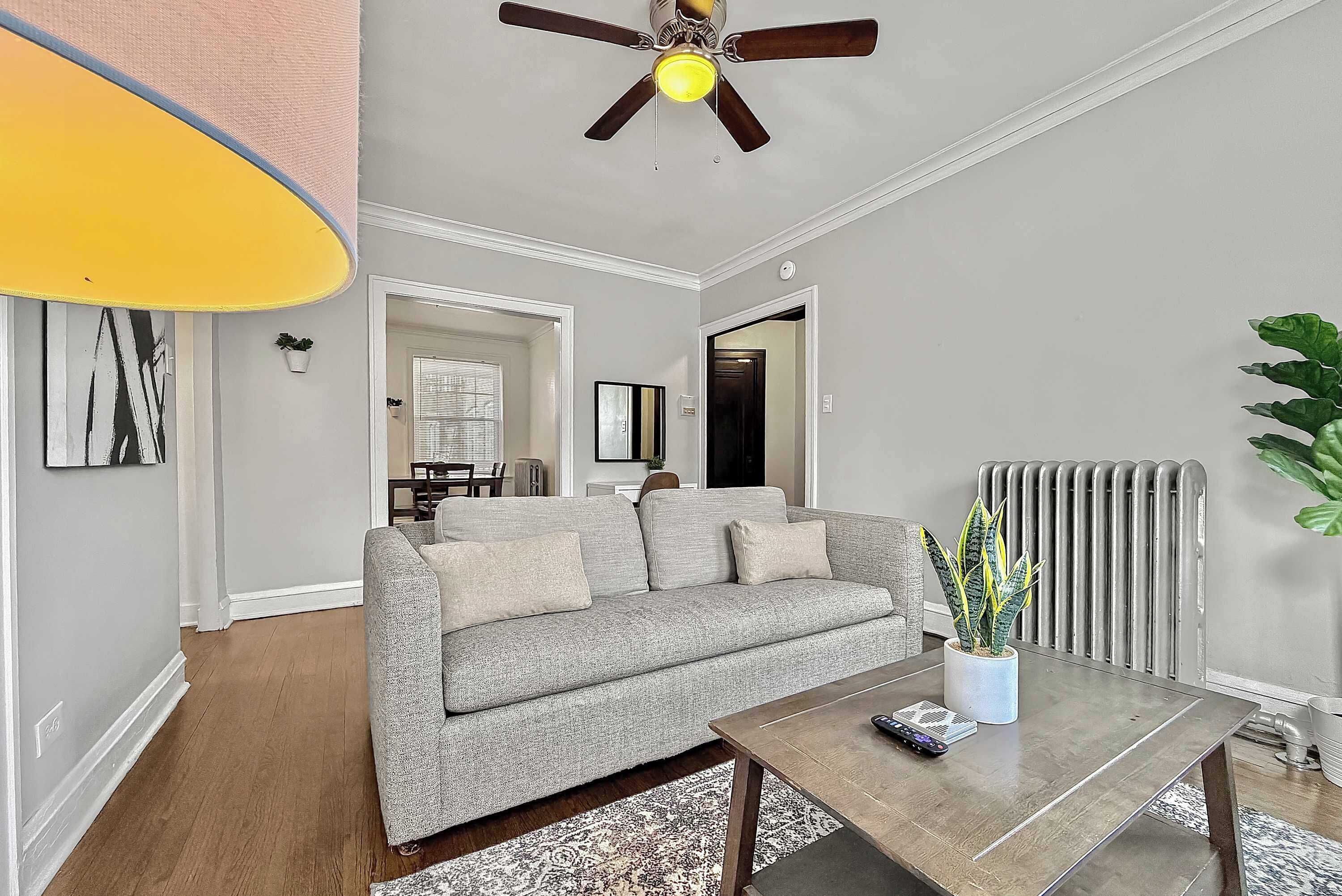 Una televisión, una oficina