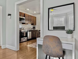 Réfrigérateur, micro-ondes, four, plaque de cuisson