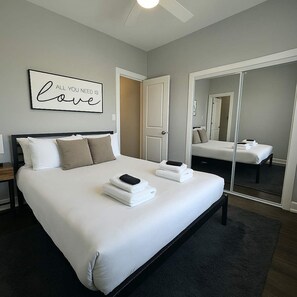 3 bedrooms, iron/ironing board, travel crib, WiFi - Well-Furnished 3-Bedroom Apt (Chicago)