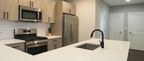 Réfrigérateur, micro-ondes, four, plaque de cuisson