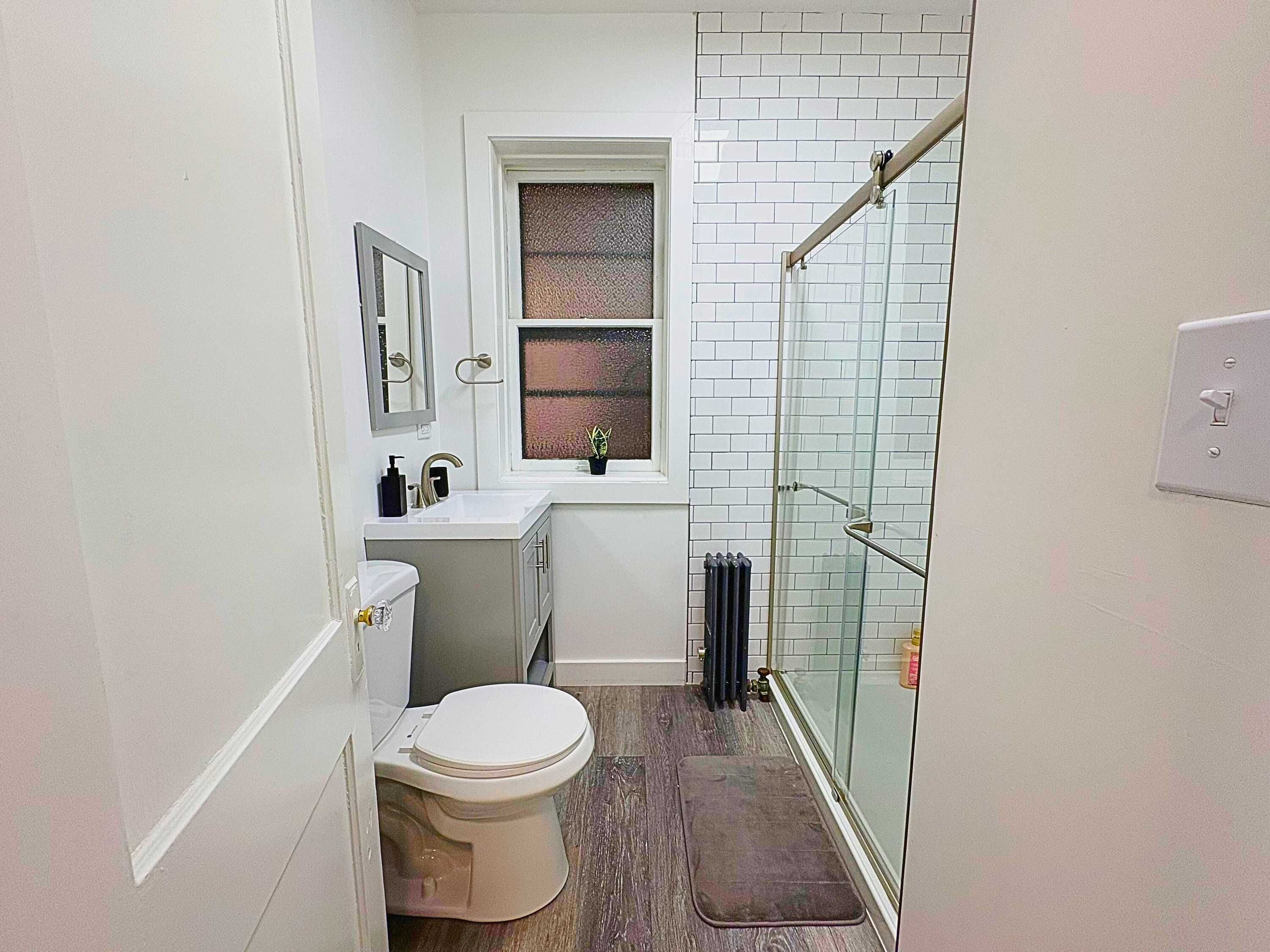 Douche, sèche-cheveux, serviettes fournies