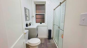 Douche, sèche-cheveux, serviettes fournies