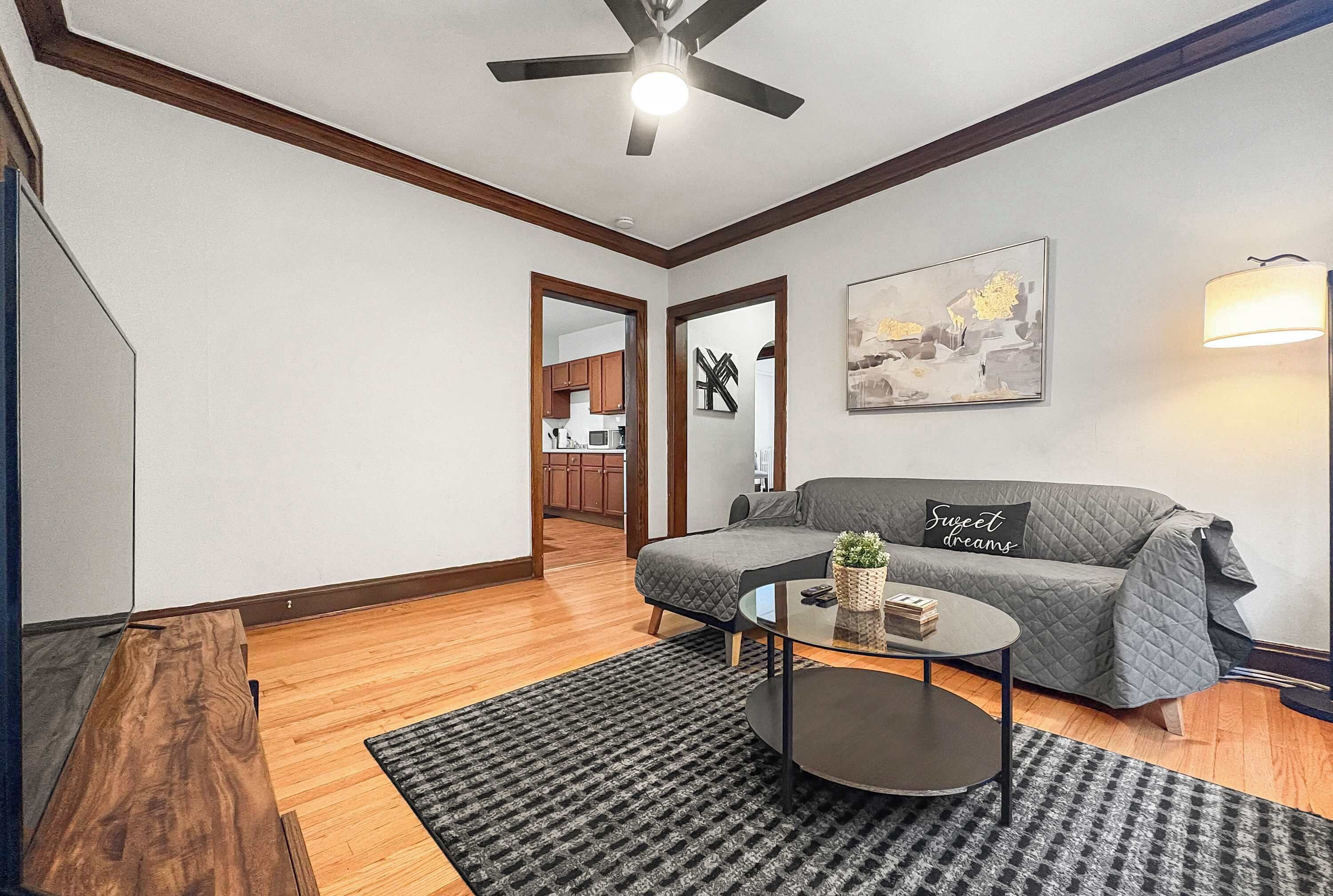 Een televisie en een kantoor