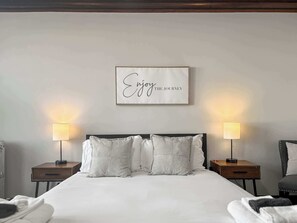 2 bedrooms, iron/ironing board, travel crib, WiFi - 2BR Chic & Comfortable Furnished Unit (Chicago)