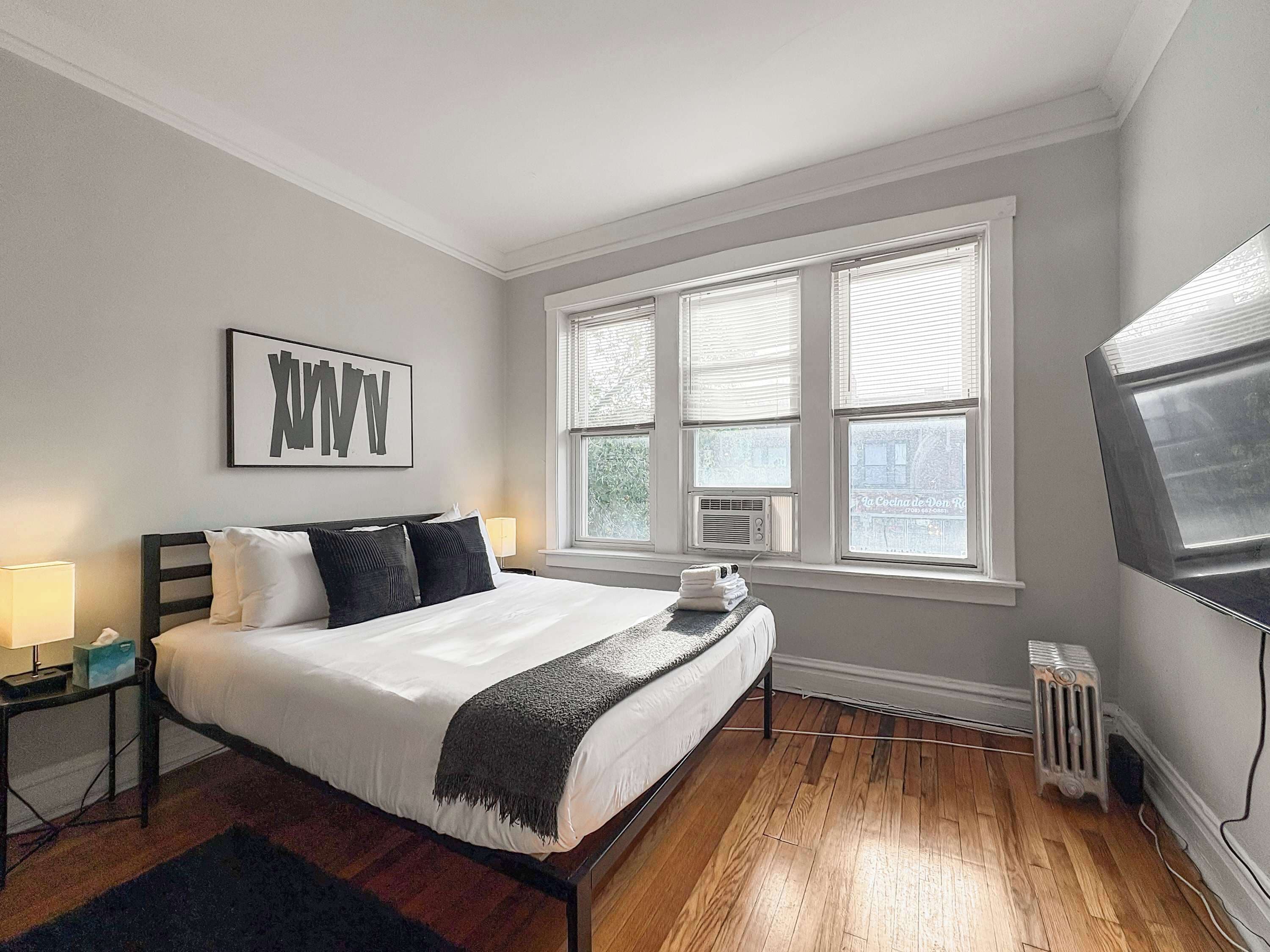 Een strijkplank/strijkijzer, reisbedje, wifi, beddengoed