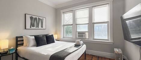 Tabla de planchar con plancha, cuna de viaje, wifi y ropa de cama