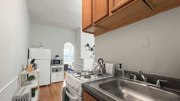 Fridge, oven, stovetop, coffee/tea maker