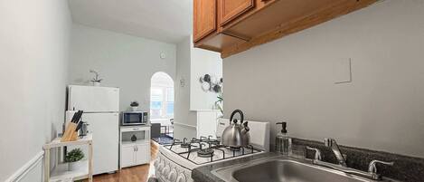 Réfrigérateur, micro-ondes, four, plaque de cuisson