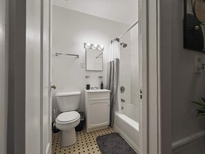 Douche, sèche-cheveux, serviettes fournies