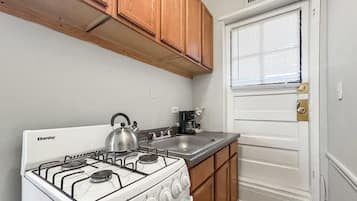 Kjøleskap, mikrobølgeovn, ovn og kokeplater