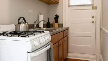 Fridge, oven, stovetop, coffee/tea maker