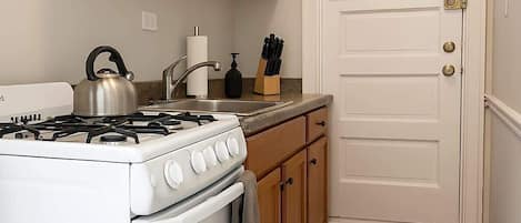 Fridge, oven, stovetop, coffee/tea maker