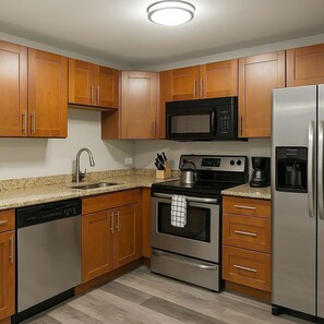 Réfrigérateur, four à micro-ondes, un four, surface de cuisson