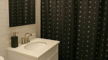 Chuveiro, secador de cabelo, toalhas de banho