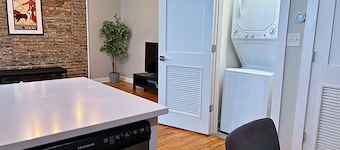 Bright & Roomy 4BR in Pilsen