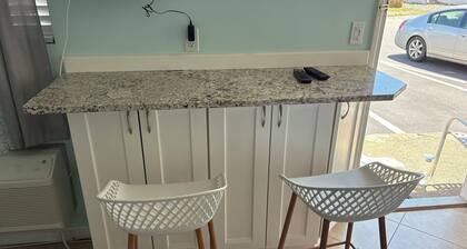 Charming studio in superb Westerly with WiFi, AC