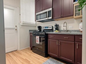 Réfrigérateur, four à micro-ondes, un four, surface de cuisson