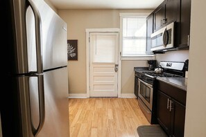 Fridge, microwave, oven, stovetop - 3BR Sunny & Cozy Unit (Chicago)