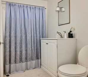 Douche, séchoir à cheveux, serviettes fournies