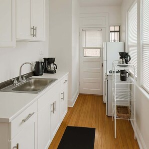 Fridge, oven, stovetop, coffee/tea maker