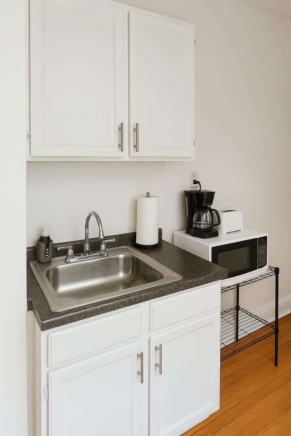 Fridge, oven, stovetop, coffee/tea maker