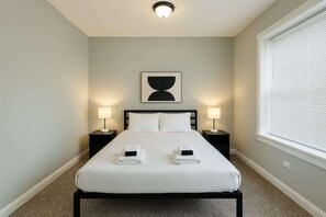 3 bedrooms, iron/ironing board, travel cot, WiFi - Relaxing 3BR Getaway Close to Dining & Shopping (Chicago)
