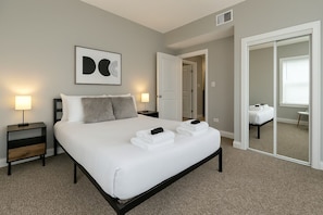 3 bedrooms, iron/ironing board, travel crib, WiFi - Relaxing 3BR Getaway Close to Dining & Shopping (Chicago)