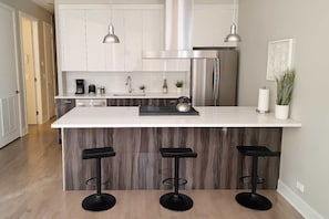 Køleskab, mikrobølgeovn, ovn, kogeplade