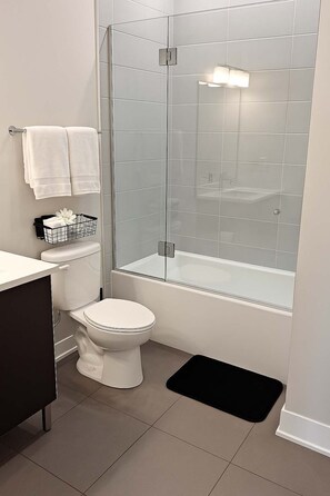 Een douche, een haardroger, handdoeken