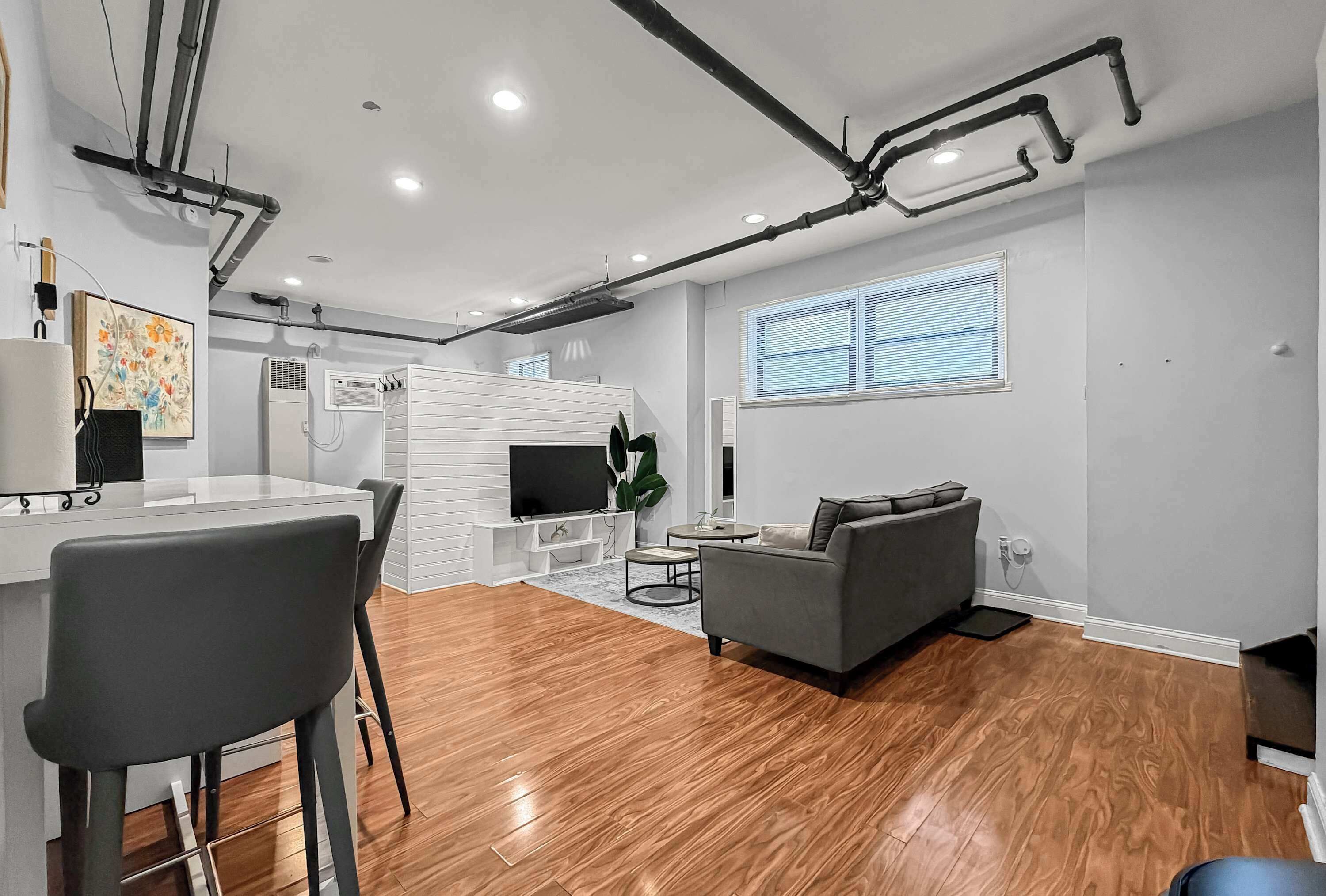 Een televisie en een kantoor