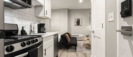 ثلاجة، ميكروويف، فرن، موقد طهي مسطح