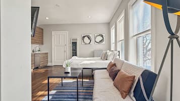 Tabla de planchar con plancha, cuna de viaje, wifi y ropa de cama