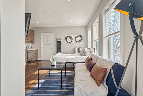 Bright, Clean, and Furnished Studio Unit