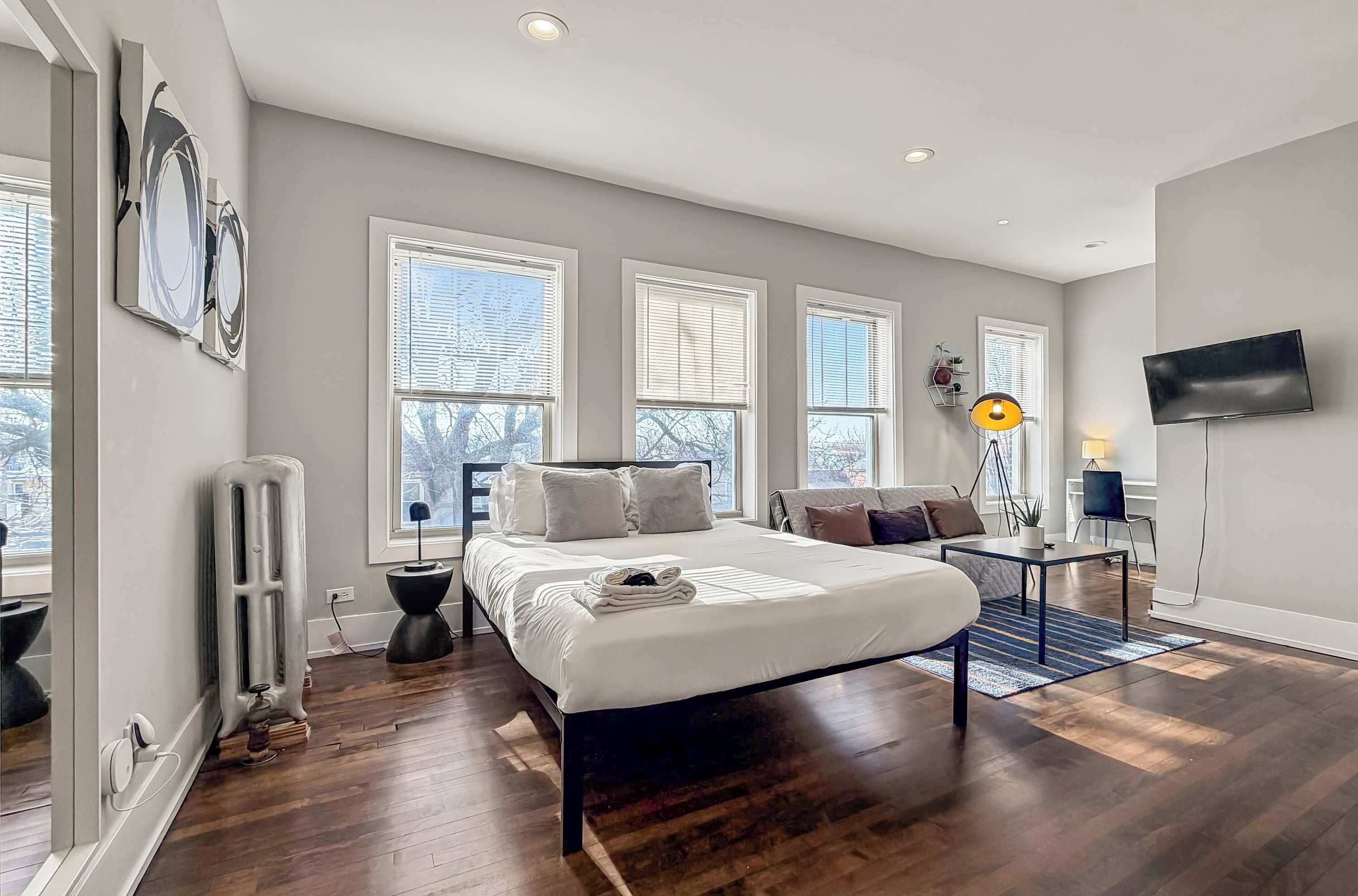 Een strijkplank/strijkijzer, reisbedje, wifi, beddengoed