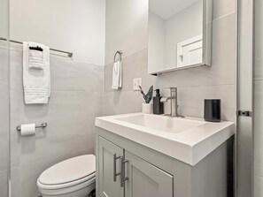Shower, hair dryer, towels - Bright, Clean, and Furnished Studio Unit (Chicago)
