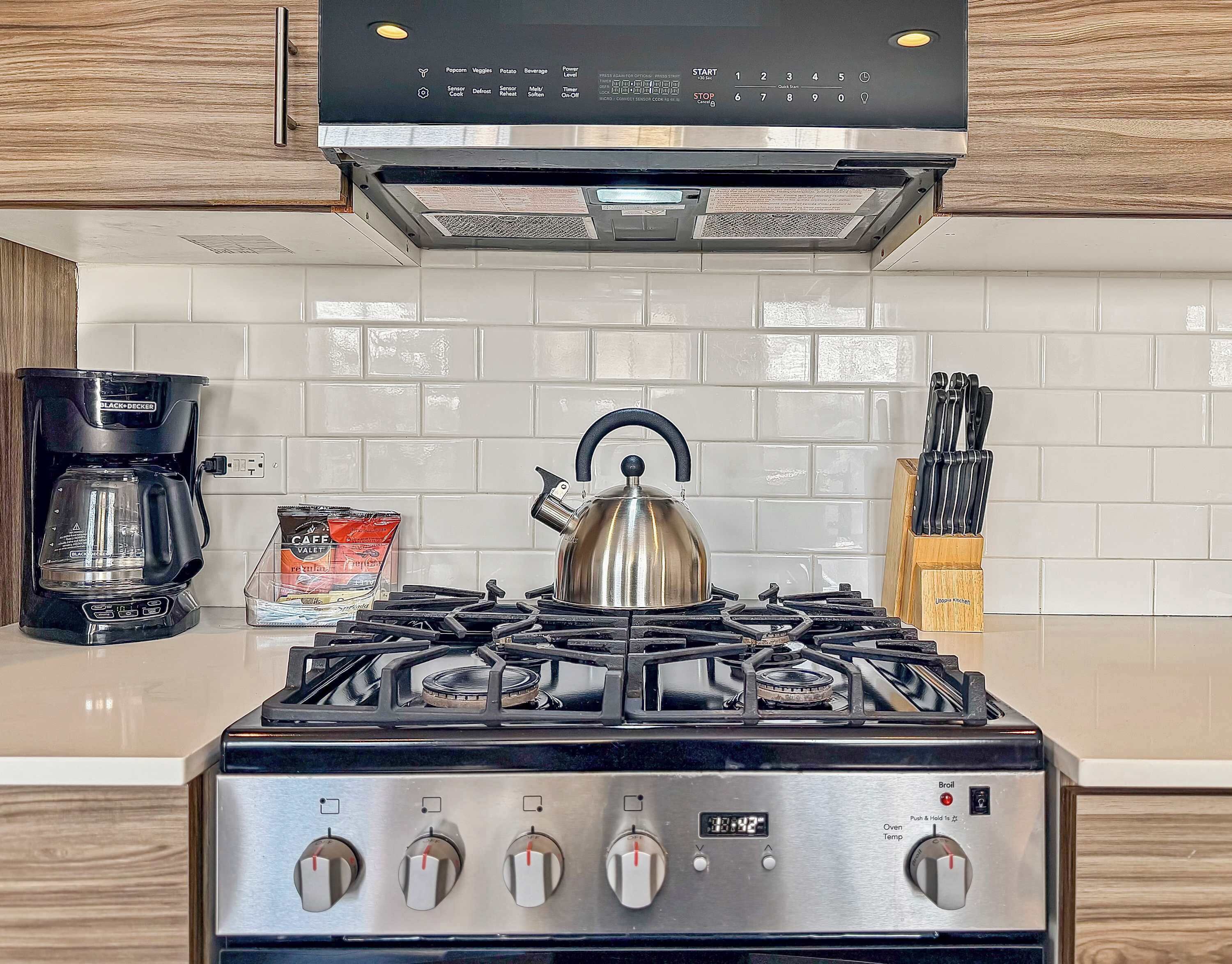 Refrigerador, microondas, horno, placa de cocina