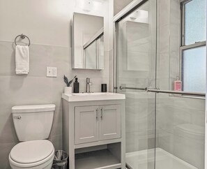 Shower, hair dryer, towels - Bright, Clean, and Furnished Studio Unit (Chicago)