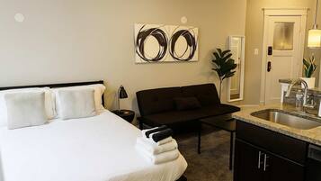 Bügeleisen/Bügelbrett, Reisekinderbett, WLAN, Bettwäsche