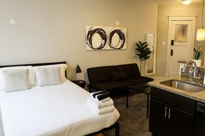 Fer et planche à repasser, lit parapluie, Wi-Fi, draps fournis